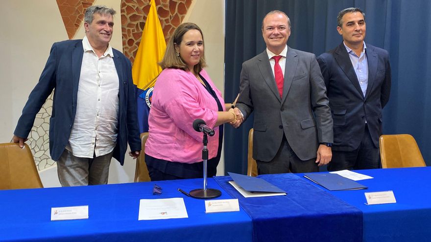 Momento de la firma del protocolo entre el Ayuntamiento de Las Palmas de Gran Canaria y el Club Náutico