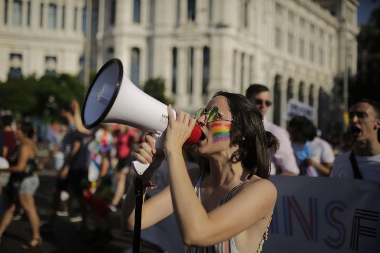 Manifestante durante el Orgullo de Madrid