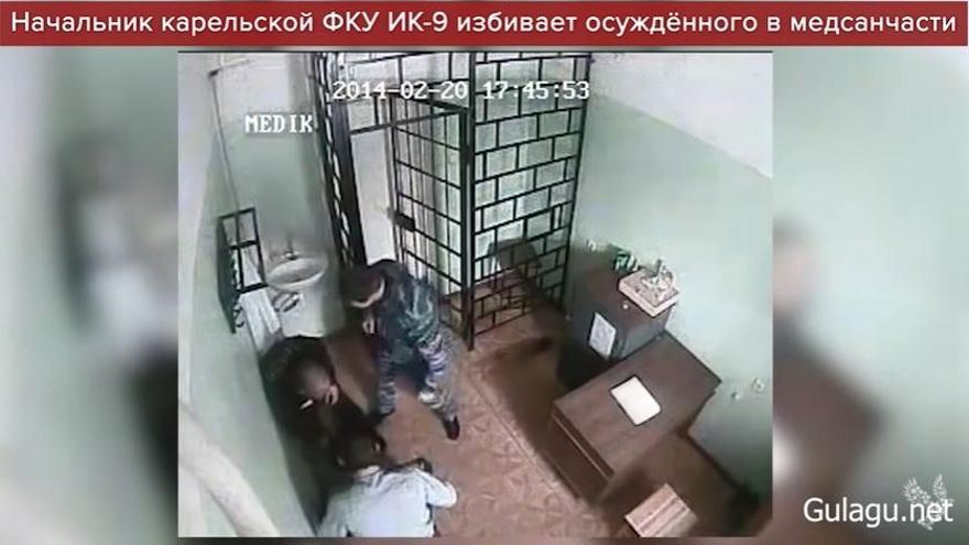 Autoridades penitenciarias golpean a uno de los reclusos de las cárceles rusas