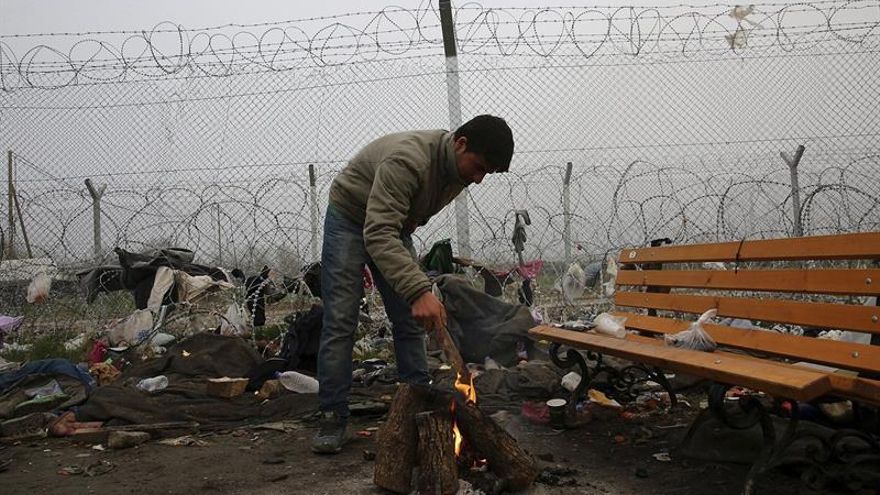 Un refugiado trata de calentarse junto a una hogera en el campamento provisional de Idomeni, en la frontera entre Grecia y Macedonia (Grecia), este 18 de marzo.