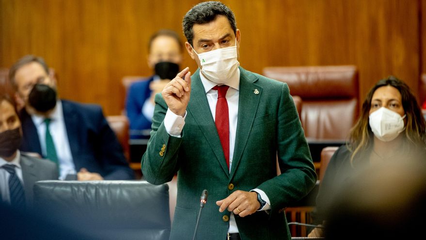 El presidente de la Junta, Juanma Moreno, responde a la preguntas de los grupos parlamentarios  en la sesión de control al gobierno en el Parlamento andaluz