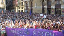Miles de bilbaínas se concentran para denunciar la violación grupal de una joven a manos de seis individuos