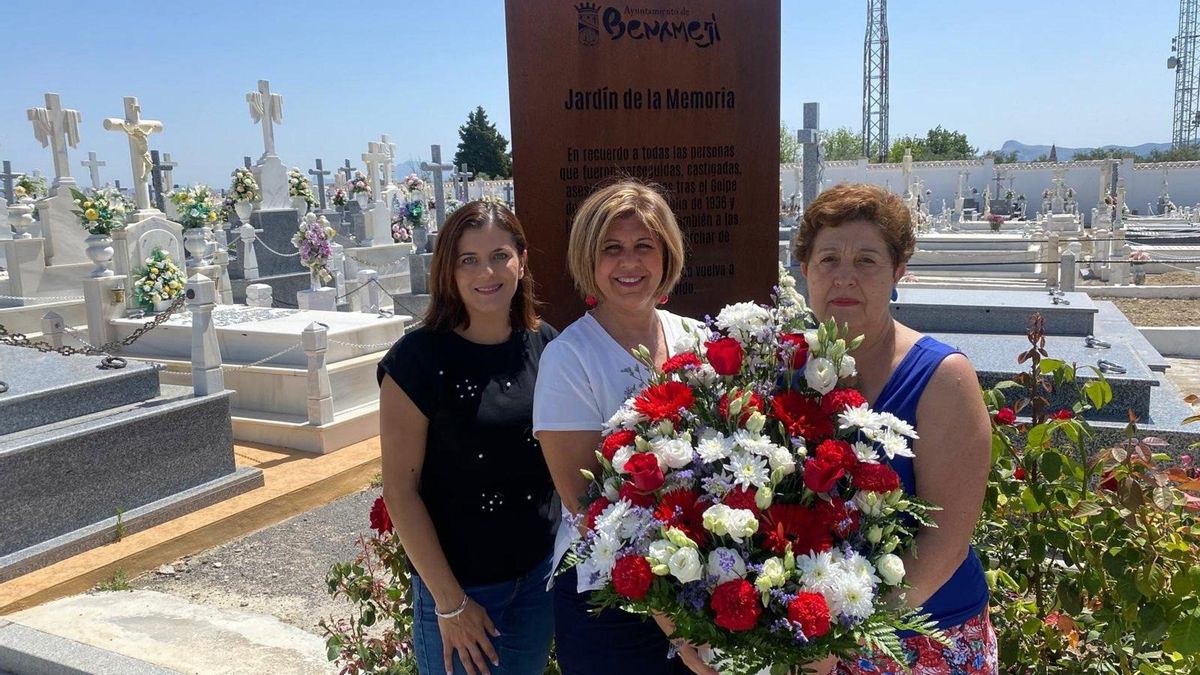 La alcaldesa de Benamejí, Carmen Lara (centro), durante la celebración el pasado año del Día de la Memoria Histórica y Democrática de Andalucía en el Jardín de la Memoria del cementerio municipal.