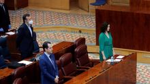 La presidenta de la Comunidad de Madrid, Isabel Díaz Ayuso (d), el vicepresidente, Ignacio Aguado (c), y el consejero de Políticas Sociales, Alberto Reyero