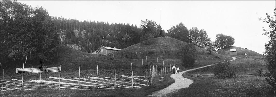 Los montículos monumentales de Bertnem (fotografía tomada en la década de 1920 por Theodor Petersen, Museo Universitario NTNU, Universidad Noruega de Ciencia y Tecnología).