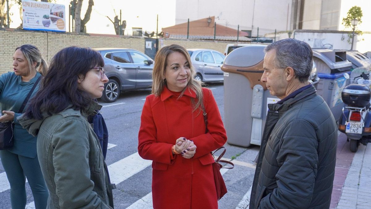 Archivo - La parlamentaria socialista Encarnación Martínez visita el colegio Buenavista de Sevilla.