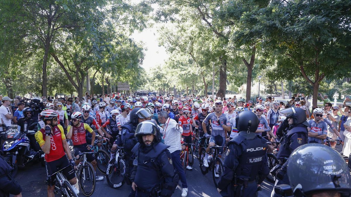 El pelotón ciclista tras la finalización de la 80 edición de la Vuelta a España a unos 57 kilómetros de la meta debido a los disturbios que se han producido en varias calles del centro de Madrid.