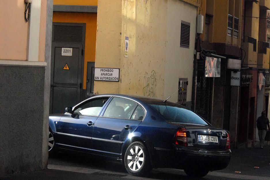 El coche en el que viajan Fernando Bañolas, Mari Mar Julios y Juan Francisco Padrón entra en el aparcamiento del Ayuntamiento de La Laguna