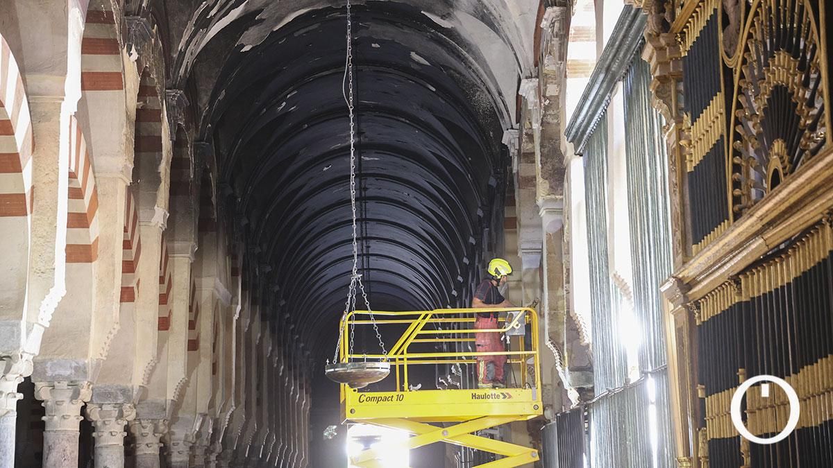 El interior de la Mezquita Catedral tras el incendio