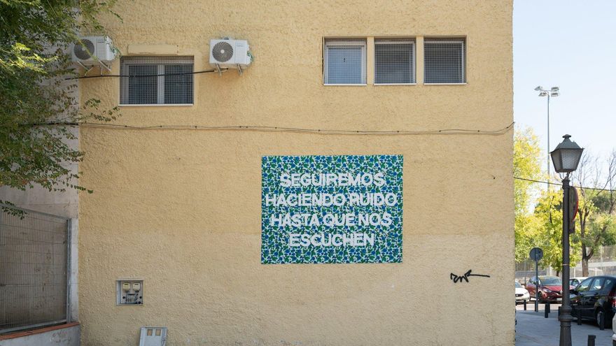 Frases de los chavales en toldos reciclados para reivindicar el barrio de San Cristóbal de los Ángeles