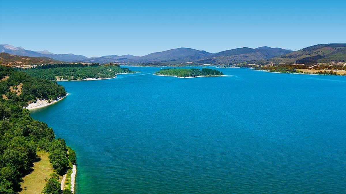 Rutas de senderismo y actividades acuáticas: la playa de agua dulce de Euskadi rodeada de naturaleza