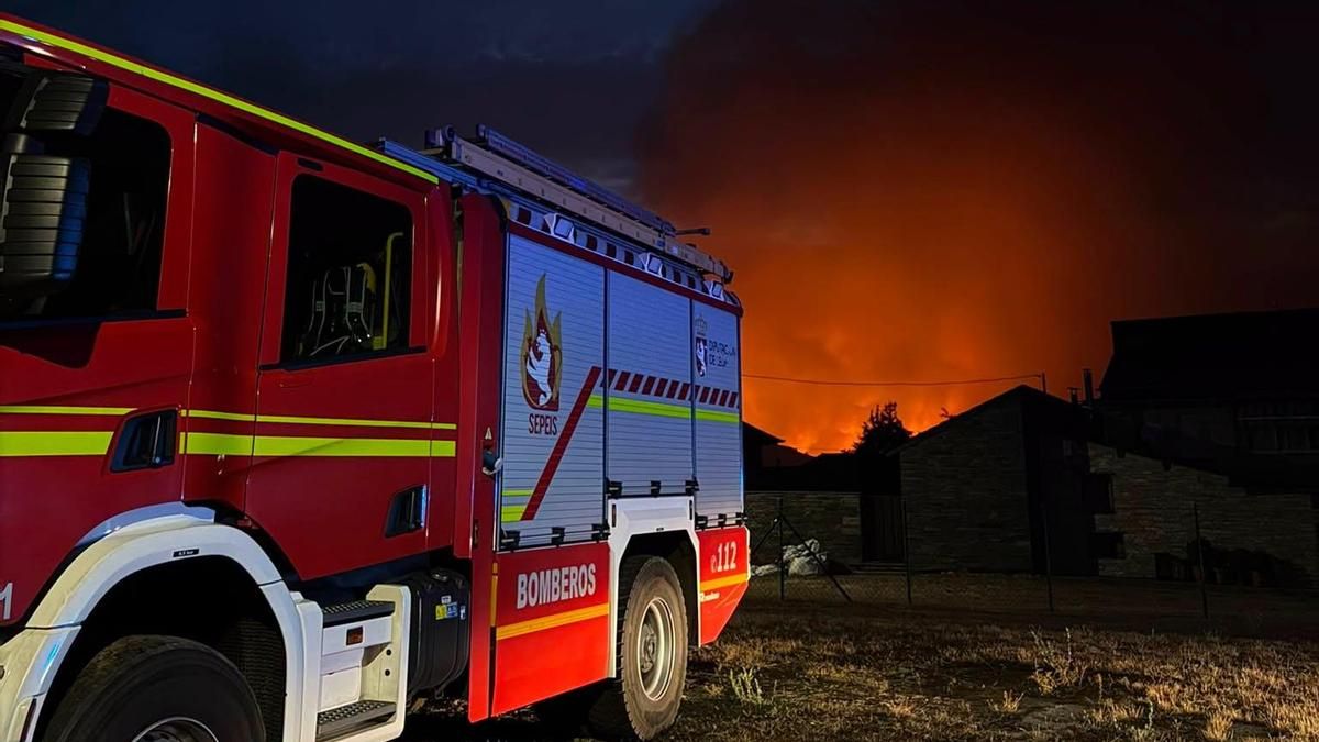 Bomberos de la Diputación de León en San Pedro de Olleros, donde el fuego de Veguellina ha afectado ya a varias casas.