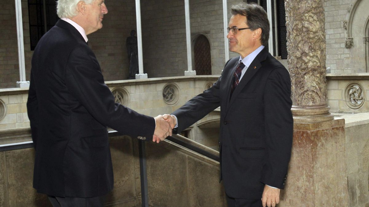 El comisario de Mercado Interior y Servicios de la Comisión Europea (CE), Michel Barnier (i), saluda al presidente catalán, Artur Mas (d), con quien se ha reunido en el Palau de la Generalitat. / Efe