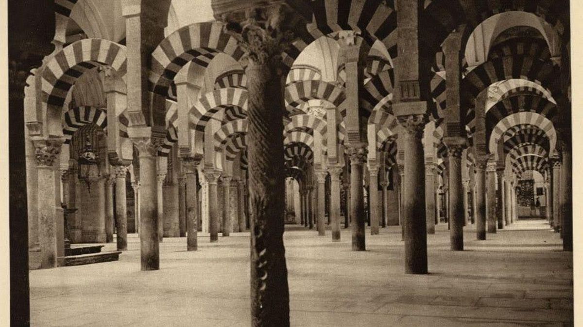 Salón de columnas de la Mezquita de Córdoba, en una imagen de principios del siglo XX