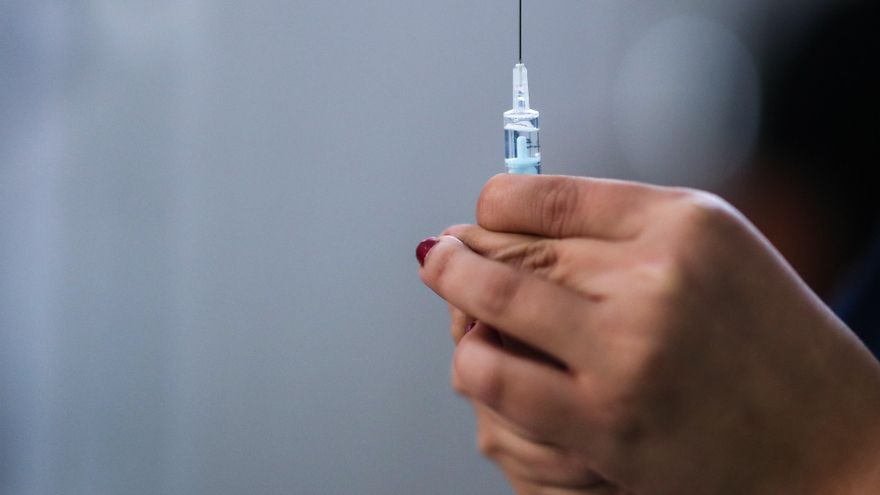 Una enfermera prepara una vacuna contra la covid-19. EFE/Juan Ignacio Roncoroni/Archivo