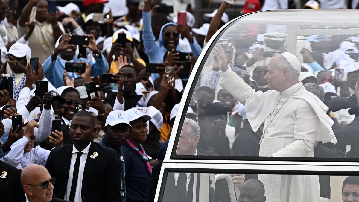 El Papa León XIV llega a Kilamba para oficiar su primera misa durante su visita a Angola.