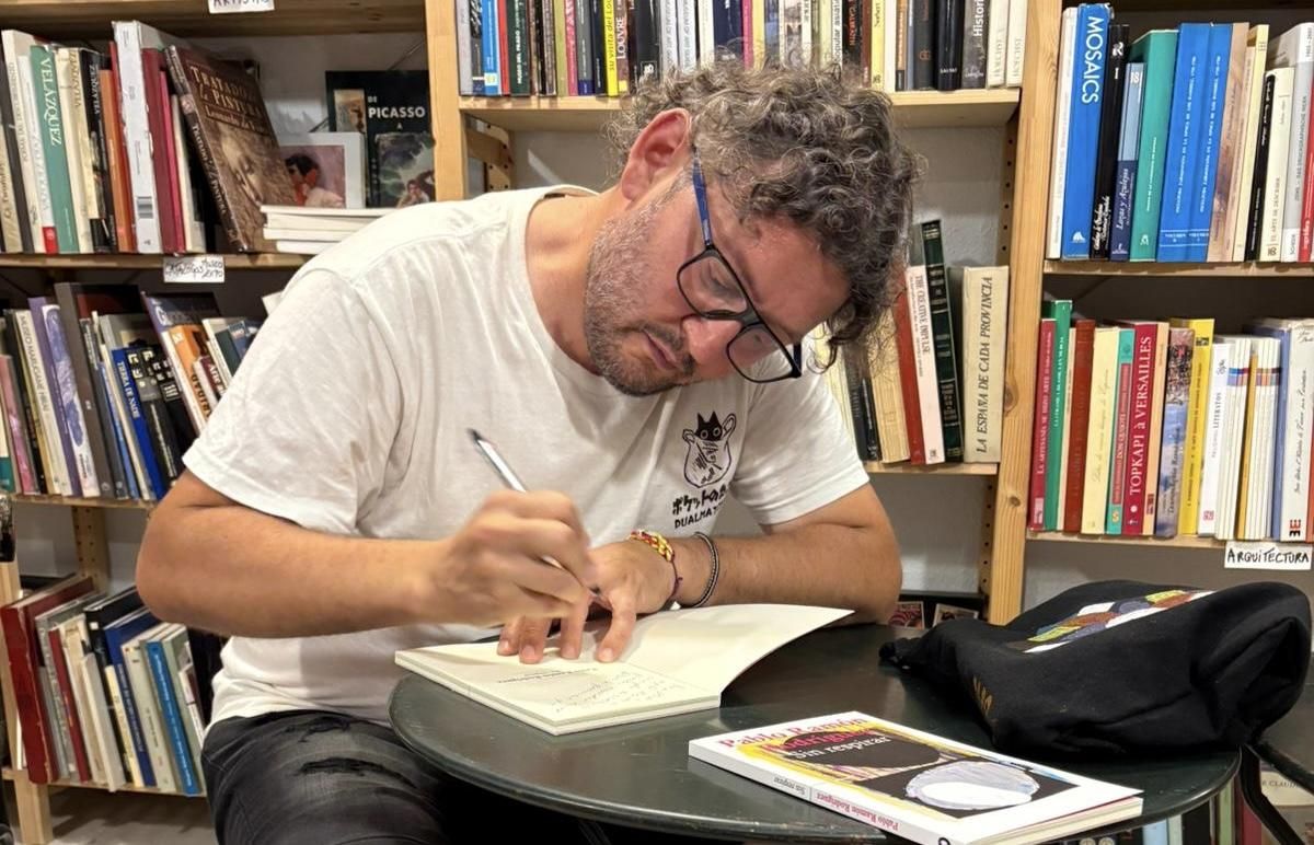 Pablo Ramón Rodríguez firmando ejemplares de su libro en Madrid.
