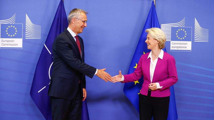 El secretario general de la OTAN, Jens Stoltenberg, es recibido por la presidenta de la Comisión Europea, Ursula von der Leyen, antes de una reunión este lunes en la Comisión Europea en Bruselas. EFE/EPA/STEPHANIE LECOCQ