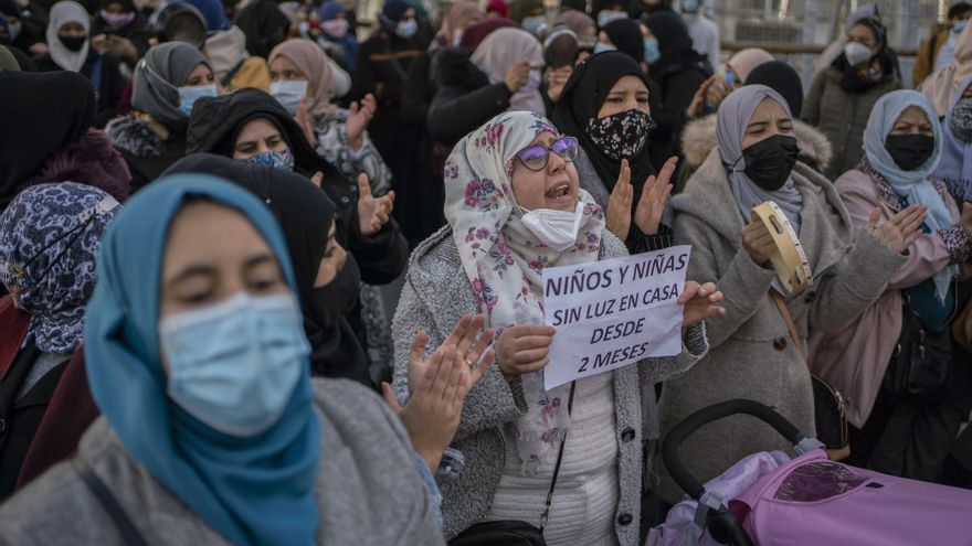 Vecinas de la Cañada Real piden luz a gritos en la Puerta del Sol.
