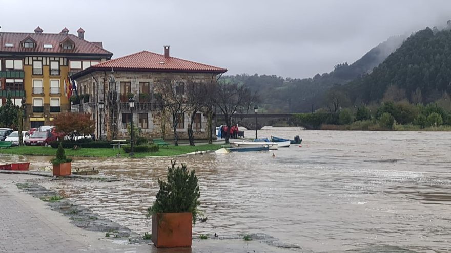 El río Asón a su paso por el municipio de Limpias.