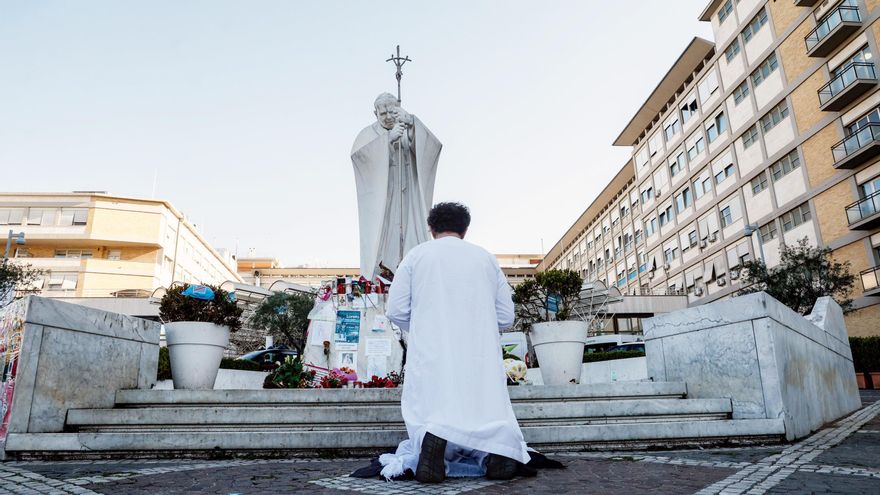 El papa Francisco y su 'Vaticano 3' incrustado en un hospital desde el que gobierna mientras sigue ingresado