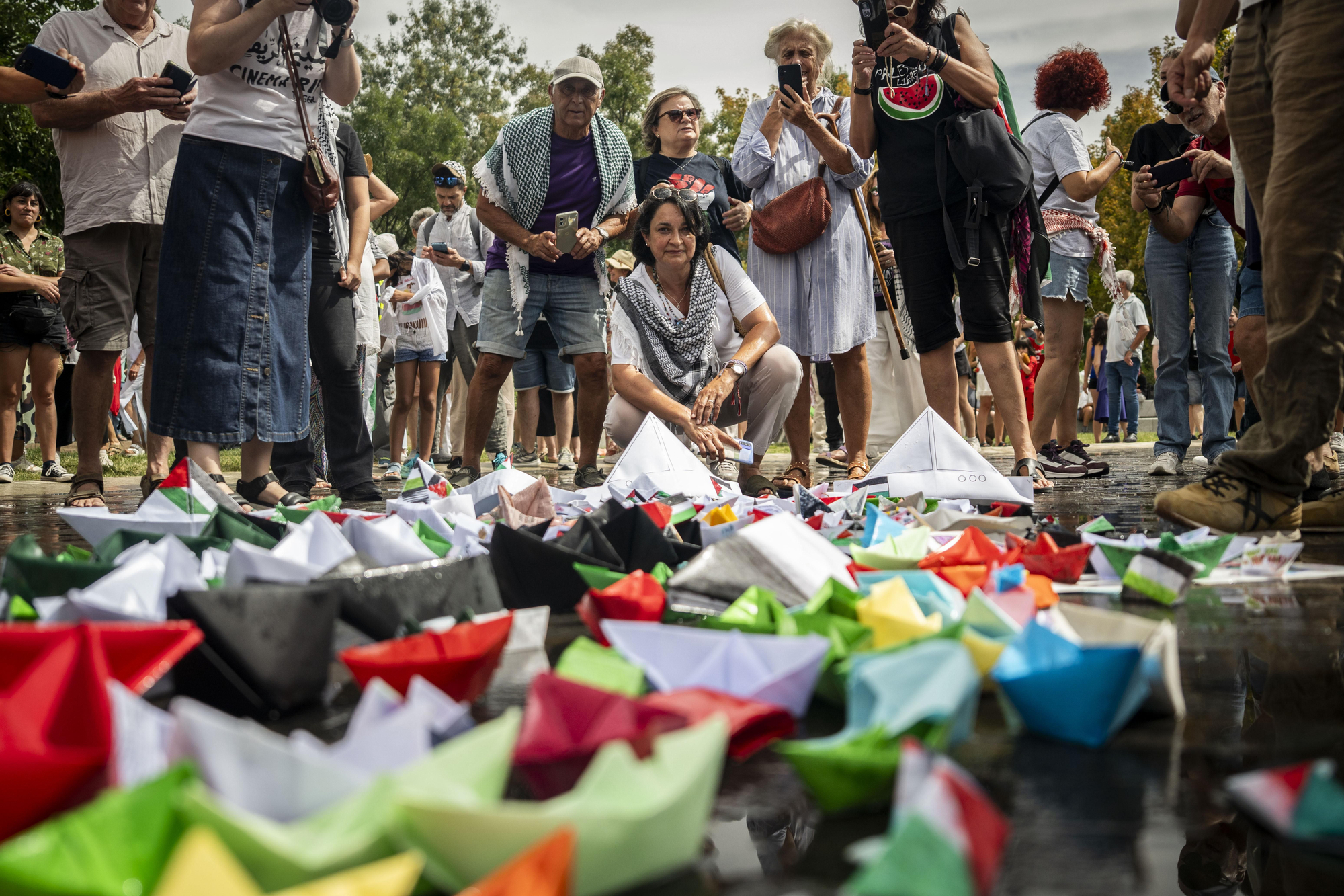 Cientos de personas llenan las orillas de Madrid Río en solidaridad con Gaza y para apoyar a la Global Sumud Flotilla