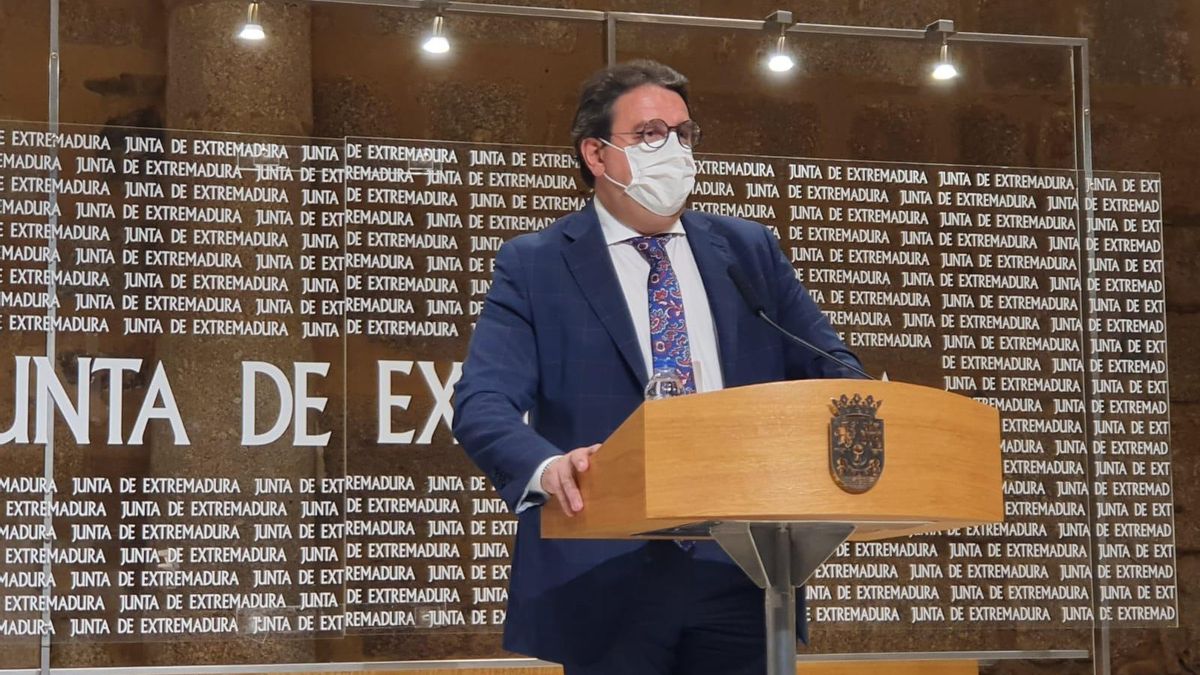 El consejero de Sanidad y Políticas Sociales, José María Vergeles, este miércoles en Mérida