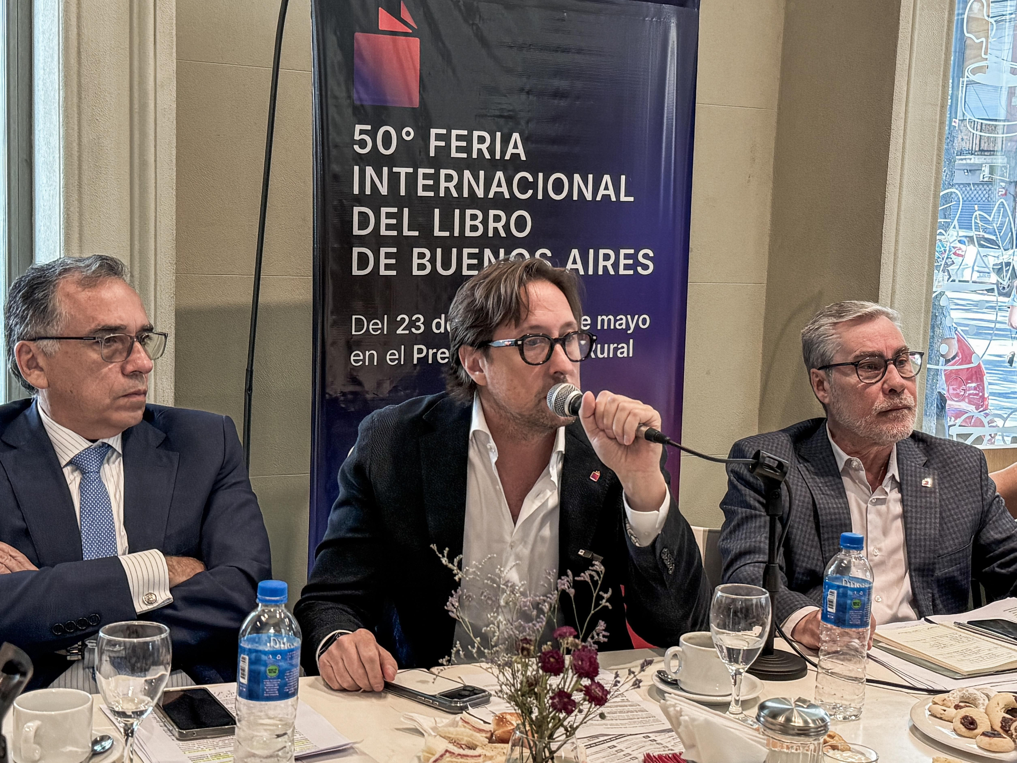 El Presidente de La Fundación El Libro, Christian Rainone (centro), junto con el Director General de la Feria, Ezequiel Martínez (derecha), y el embajador de Perú, Carlos Chocano Burga.