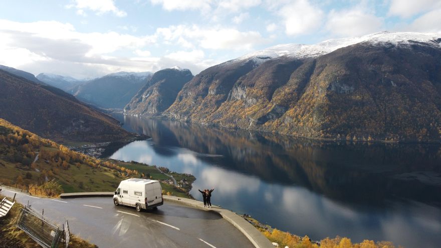 Las jóvenes y su furgoneta