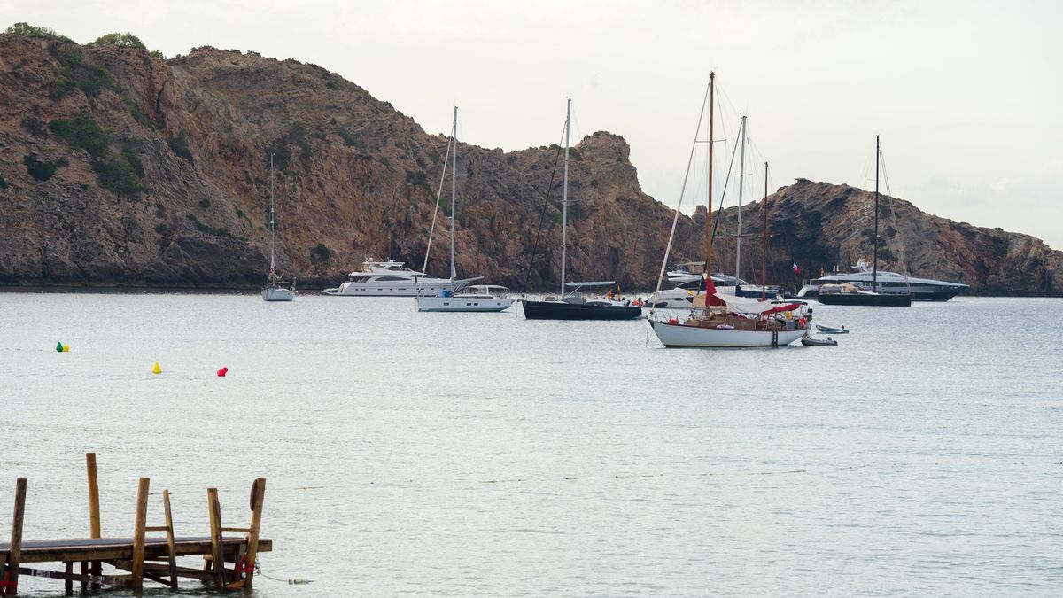 La temporada estival aumenta los barcos fondeados en la costa de Eivissa