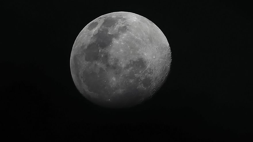 Descubren un túnel potencialmente accesible bajo la superficie de la Luna