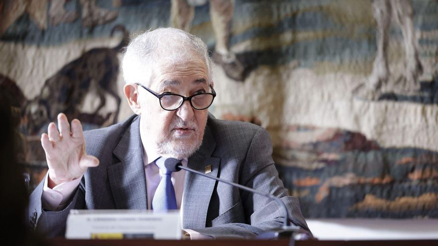 El presidente del Tribunal Constitucional (TC), Cándido Conde-Pumpido, ha defendido que este órgano debe adaptar la carta magna "a la realidad social cambiante" y ha recordado que su interpretación de la misma "es vinculante" para los jueces y tribunales "en toda clase de procesos". Conde-Pumpido ha pronunciado estas palabras en el Centro de Estudios Políticos y Constitucionales, donde ha inaugurado este lunes una jornada sobre la Constitución de 1978 que este año se convierte en la más longeva de la historia de España. EFE/Tribunal Constitucional/SOLO USO EDITORIAL/SOLO DISPONIBLE PARA ILUSTRAR LA NOTICIA QUE ACOMPAÑA (CRÉDITO OBLIGATORIO)