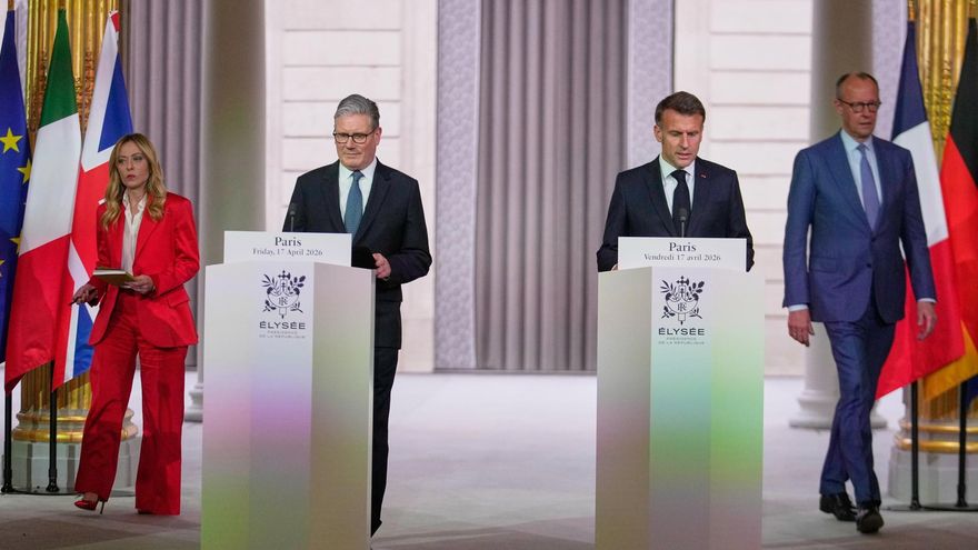 Emmanuel Macron (dcha) y Keir Starmer en una rueda de prensa conjunta en París, el 17 de abril de 2026.