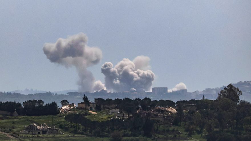 Soldados israelíes operan en el lado libanés de la frontera, según se observa desde la Alta Galilea en el norte de Israel, el 26 de abril de 2026, en medio de un alto el fuego entre Israel y Líbano. El 26 de abril, el Primer Ministro israelí Netanyahu ordenó al ejército atacar "enérgicamente" posiciones de Hezbolá, acusando al grupo de violaciones del alto el fuego. (Líbano, Hizbulá/Hezbolá) EFE/EPA/ATEF SAFADI