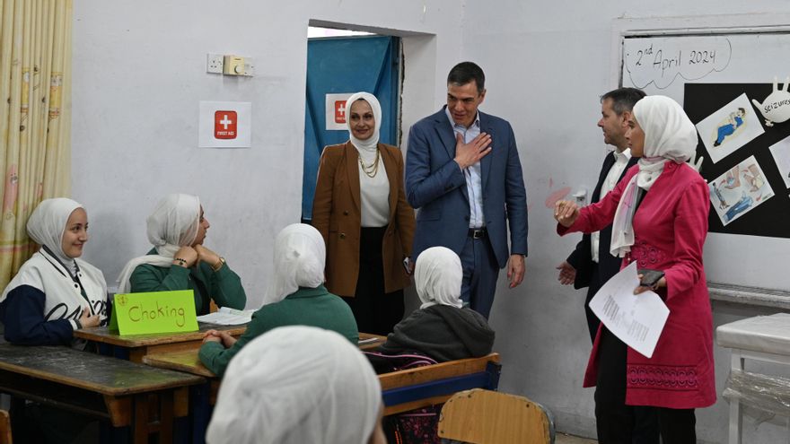 Sánchez respalda a la UNRWA desde un colegio de refugiadas y exige a Netanyahu cumplir la legalidad internacional