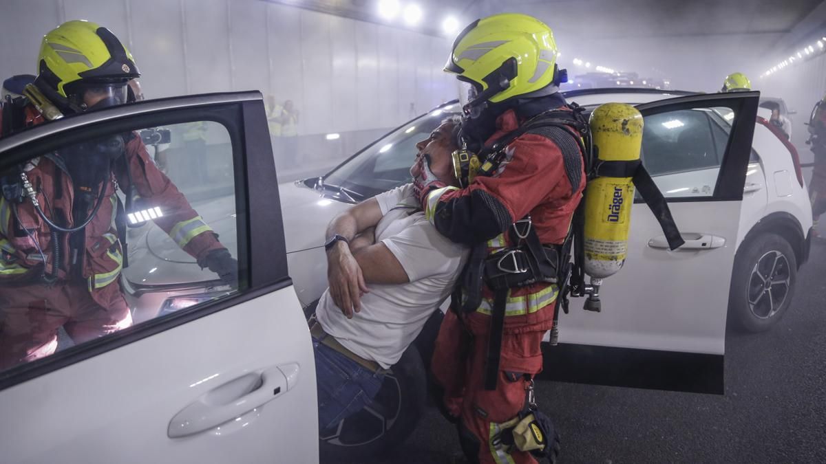 Bomberos en el simulacro de accidente en el túnel de los omeyas