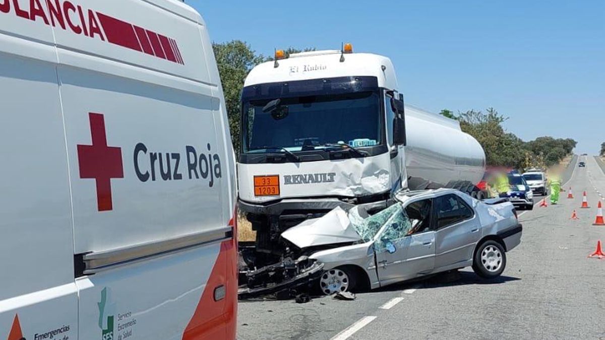 Mueren dos personas en un choque entre un camión y un coche cerca de Trujillo