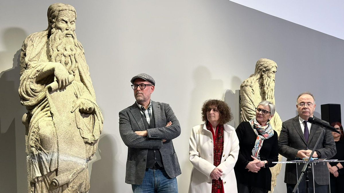 Santiago exhibe las estatuas recuperadas a los Franco con la celebración multitudinaria de un "triunfo colectivo"