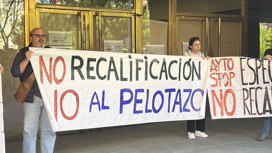 Vecinos de La Ermita del Santo agitan sus cacerolas contra el "pelotazo" mientras el Ayuntamiento acelera su tramitación