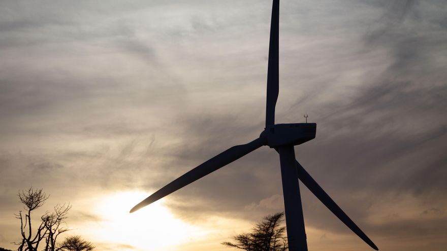 El Estado saca a información pública en pleno verano un nuevo parque eólico de 14 aerogeneradores cerca del arco de la bahía de Santander
