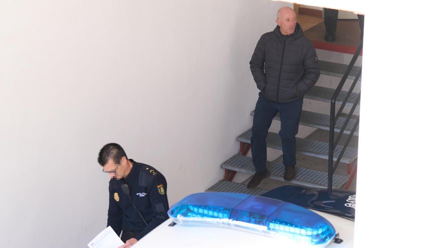 El jefe del Servicio de Carreteras de la Consejería de Obras Públicas a su llegada al Complejo Judicial de Las Salesas.