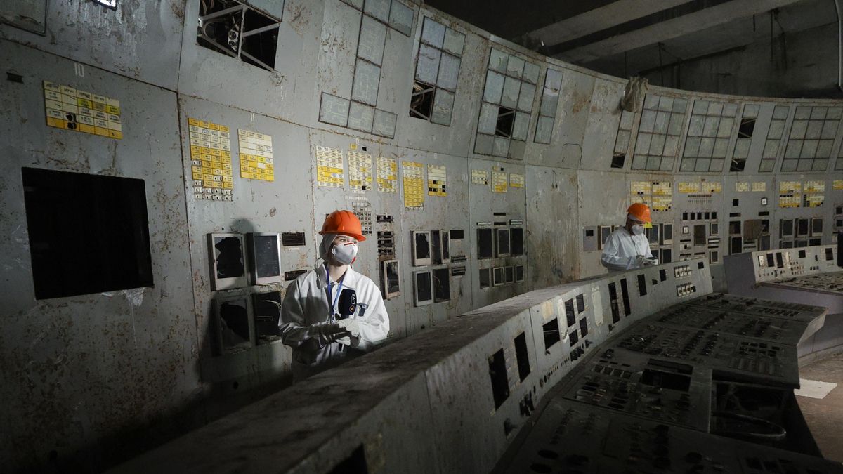 Visitantes en la sala de control del reactor 4 de la central nuclear de Chernóbil, Ucrania. 
