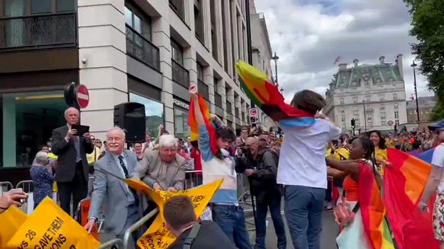 Los actores de 'Heartstopper' se enfrentan a un grupo anti-LGTBI durante el desfile del Orgullo de Londres