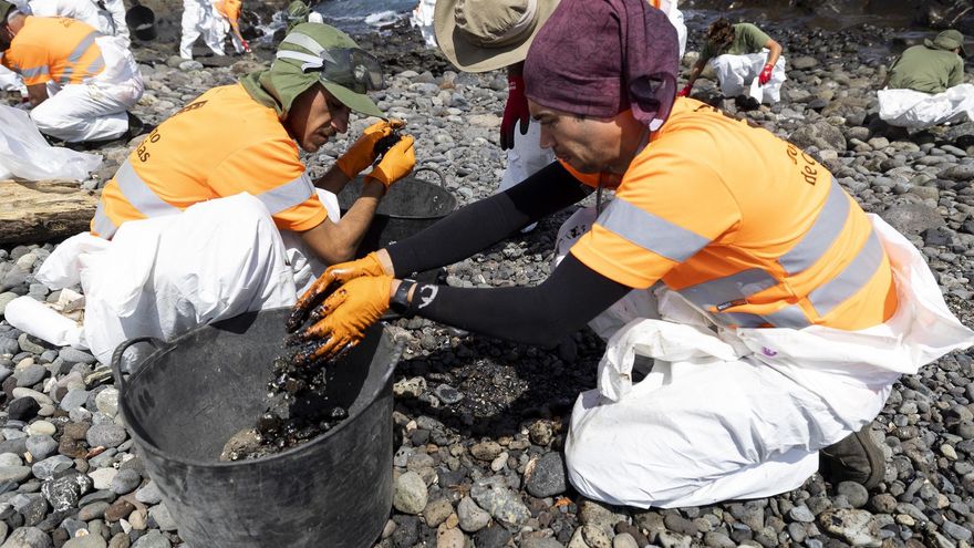 La evolución del vertido mejora en Gran Canaria, pero se mantienen la alerta y dos playas cerradas