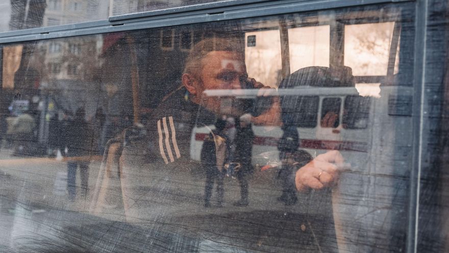 Un hombre en un autobús de evacuación, a 7 de marzo de 2022, en Kiev (Ucrania).