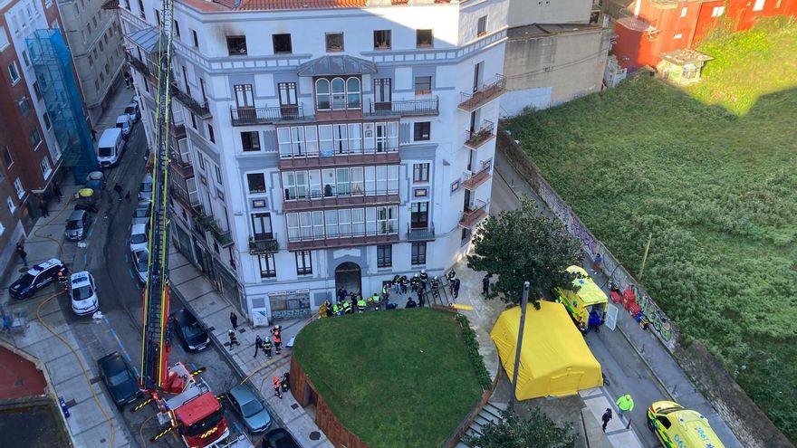 Archivo - Vista del edificio de la calle Juan de la Cosa donde dos personas han fallecido en un incendio