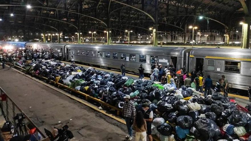 A bordo del tren solidario a Zárate: 400 toneladas de donaciones tironeadas por distintos barrios con necesidad
