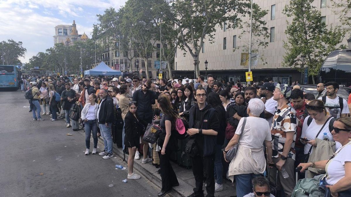 Personas esperando el transporte público en Barcelona, durante el apagón.
