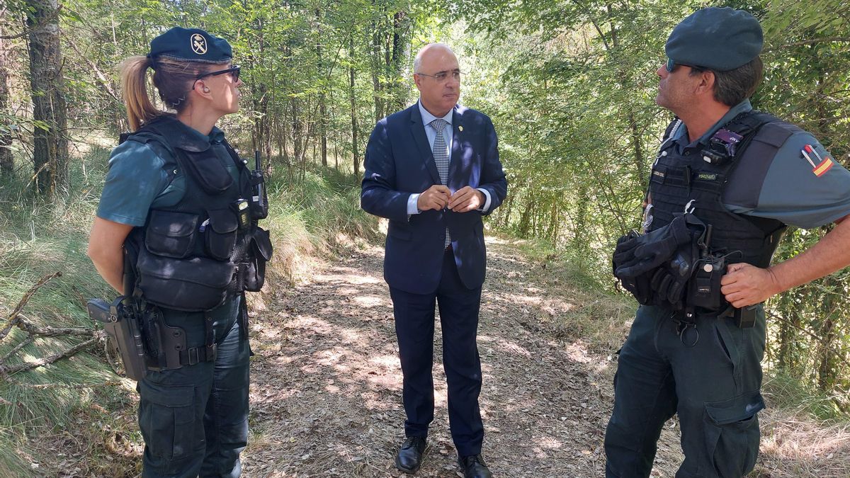 El subdelegado del Gobierno, Jacinto Canales, junto con agentes de la Guardia Civil