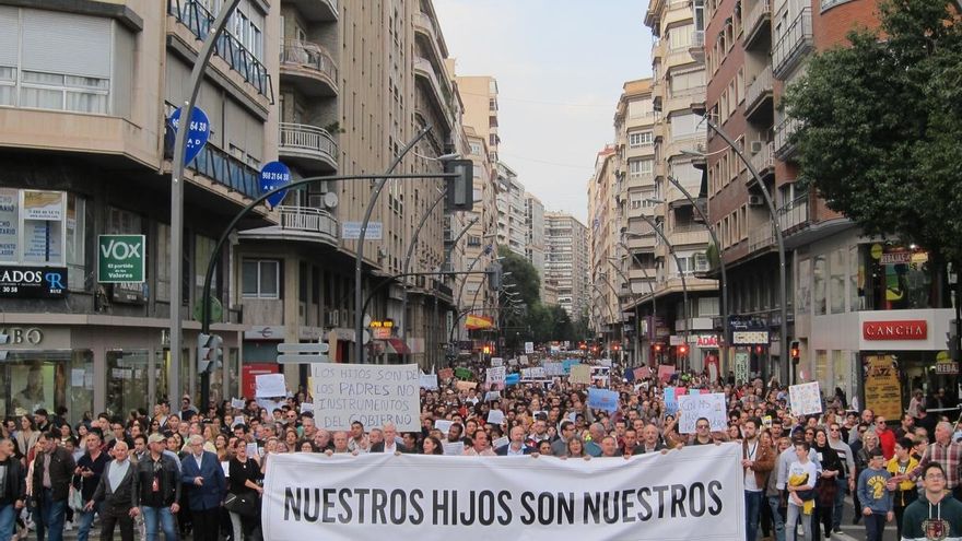 Miles de personas salen a la calle en Murcia a favor del 'pin parental' y en contra del adoctrinamiento